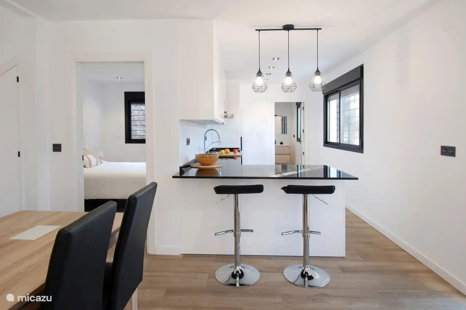An open kitchen allows you to cook and have an aperitif together.