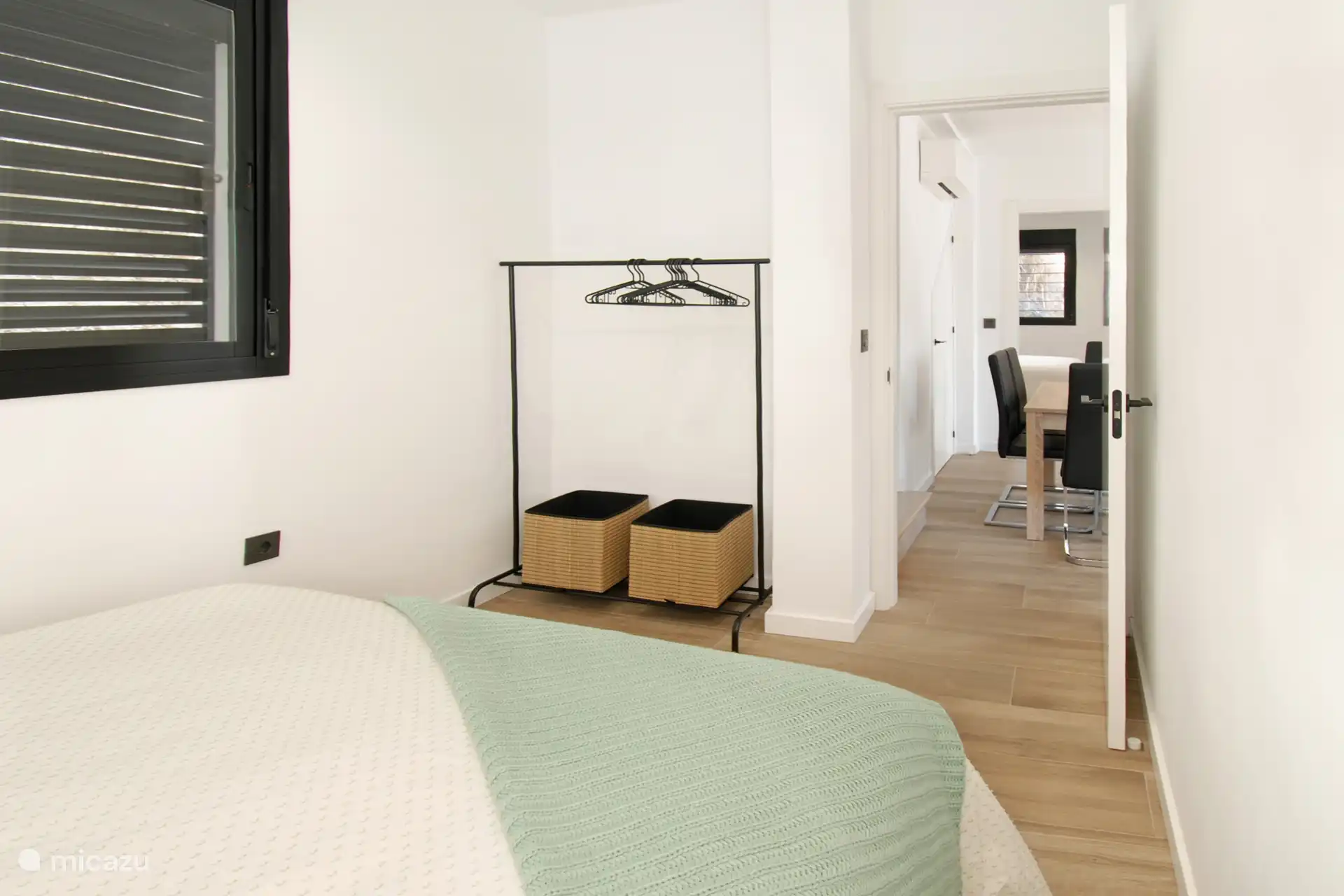 Quality bed linen is provided by us. Enjoy a refreshing night. 