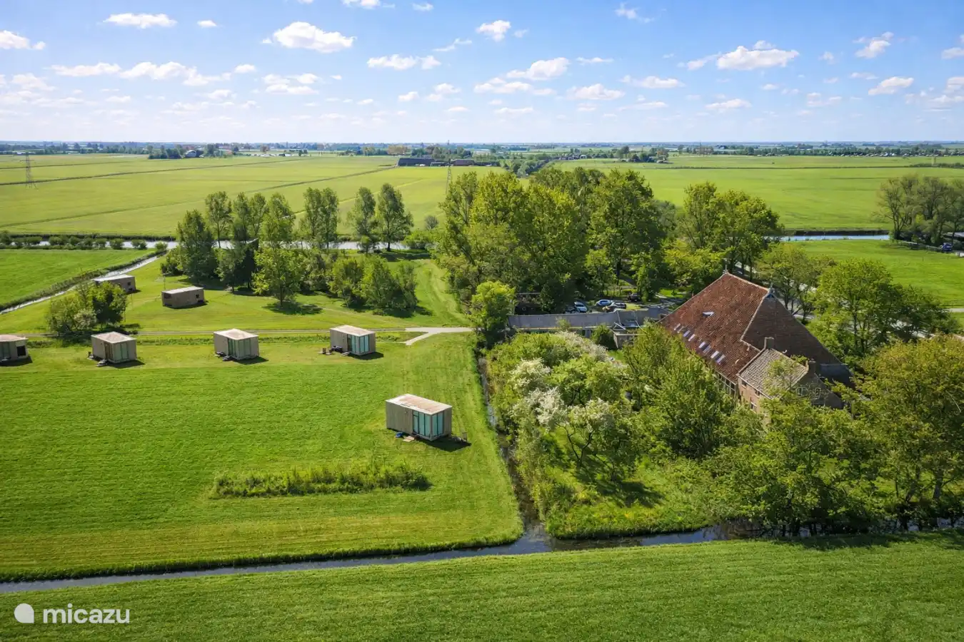 Vista aérea de Pean-buiten Weidum con las casas diminutas y la granja