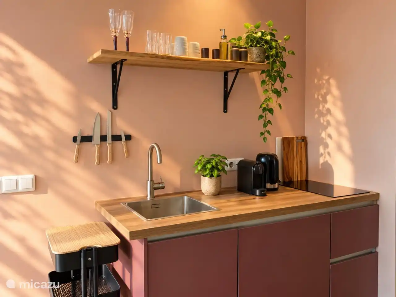 Cocina con placa de inducción, cafetera y tetera
