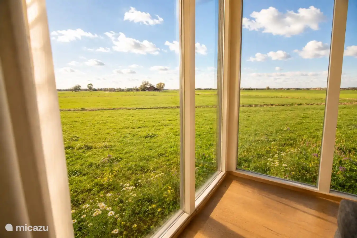 Vista sobre los prados a través de las ventanas de la esquina