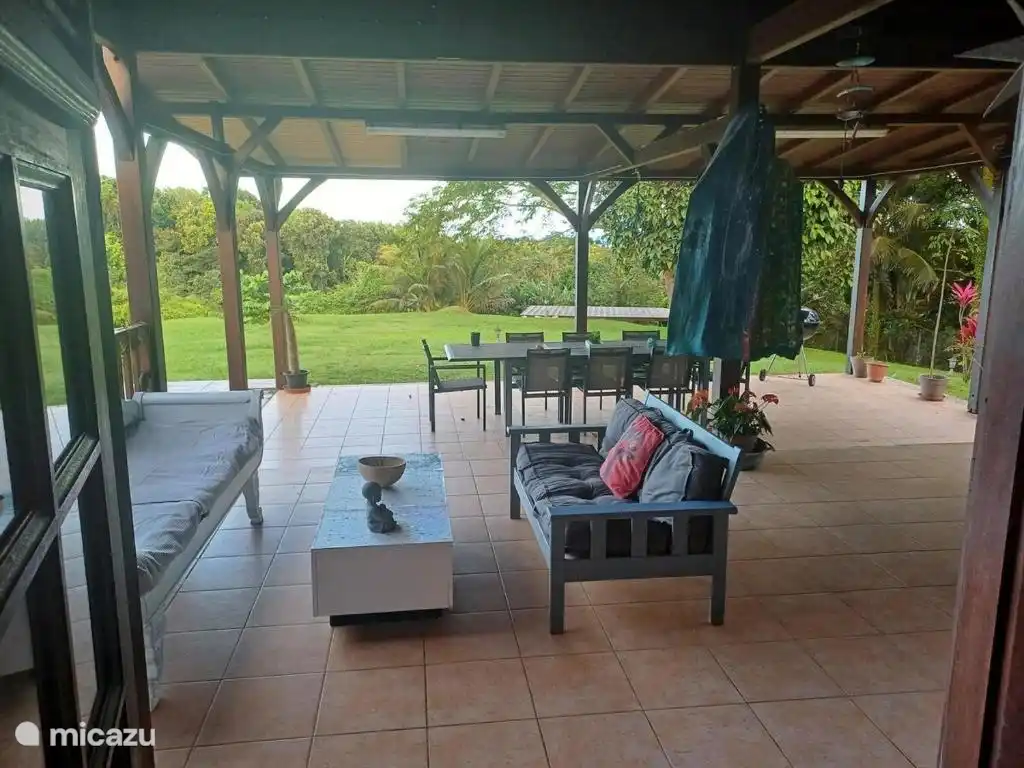 Außenterrasse mit Blick auf Garten und Terrasse 