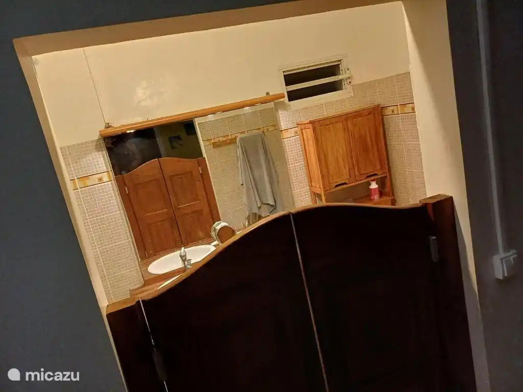 Zugang zum Badezimmer im Hauptschlafzimmer