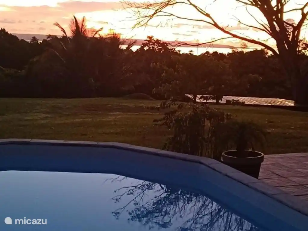 Sonnenaufgang aus einem Schlafzimmerfenster