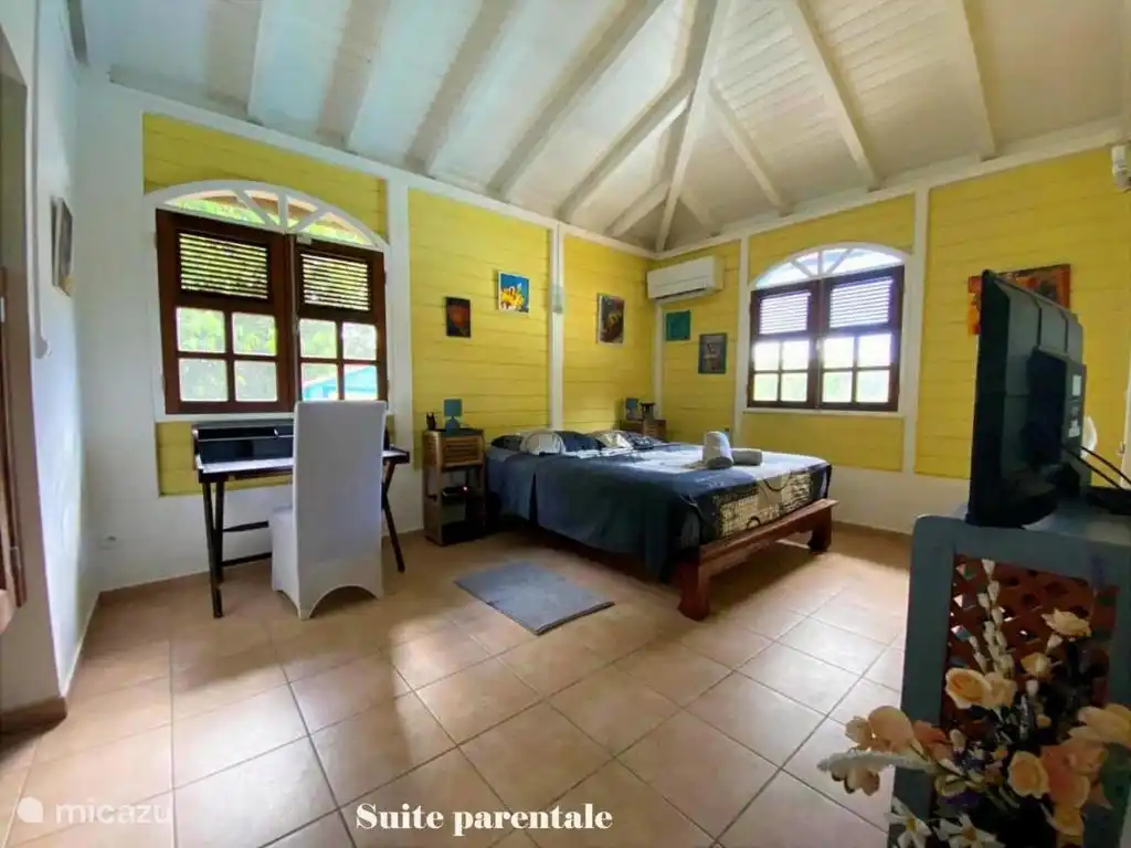 TV-Schreibtisch im Hauptschlafzimmer 