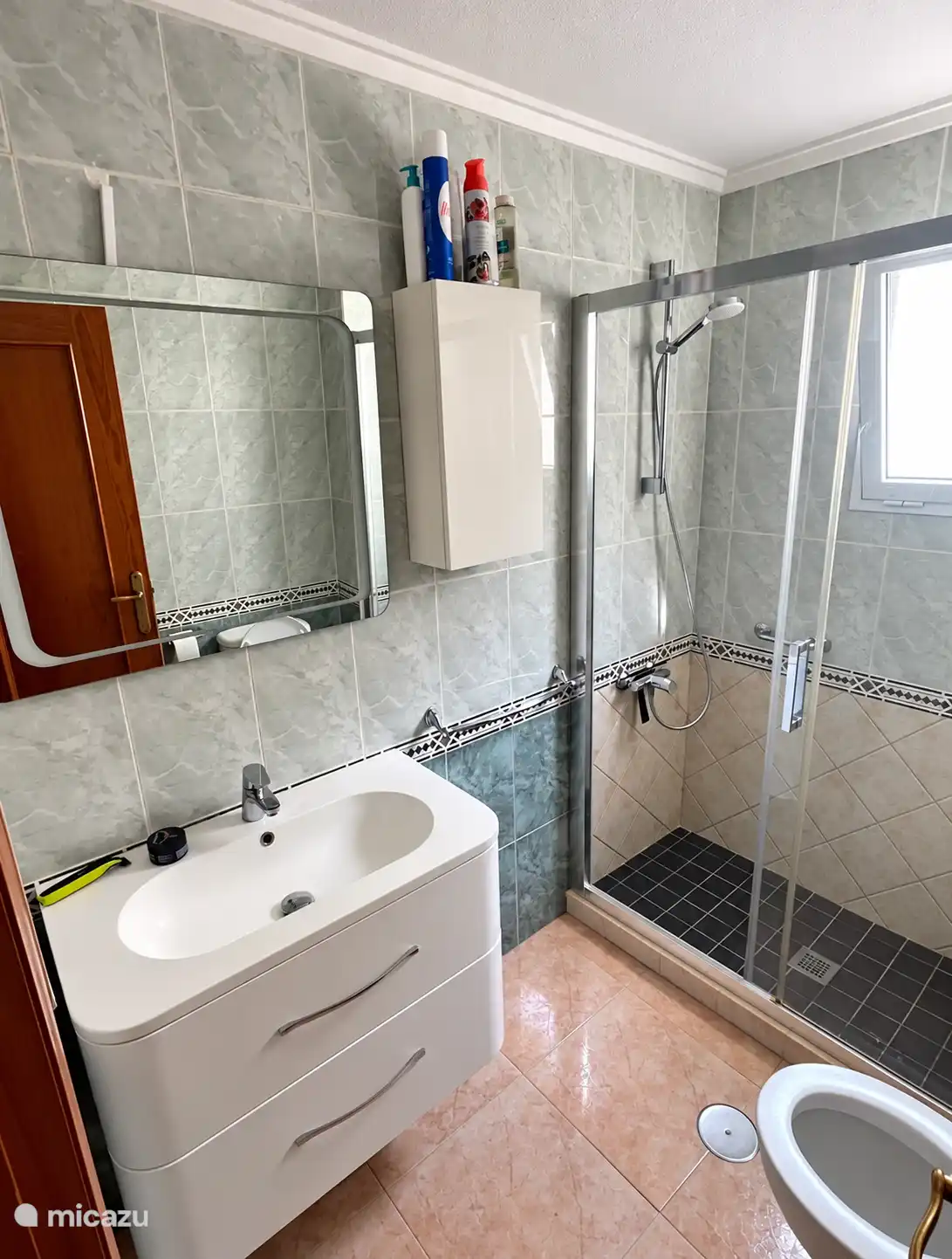 ¡No hay problemas con líquidos en el equipaje! ¡El baño con champú y gel de ducha de la casa! ¡Puedes dejar este en casa!