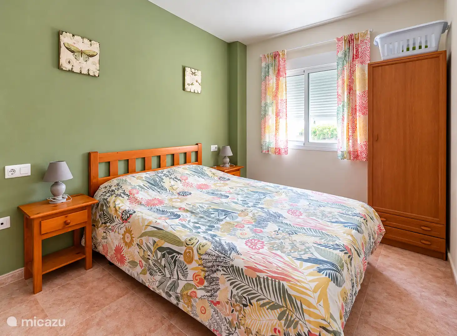 Dormitorio 2 con un amplio armario de almacenamiento y una cama de matrimonio 