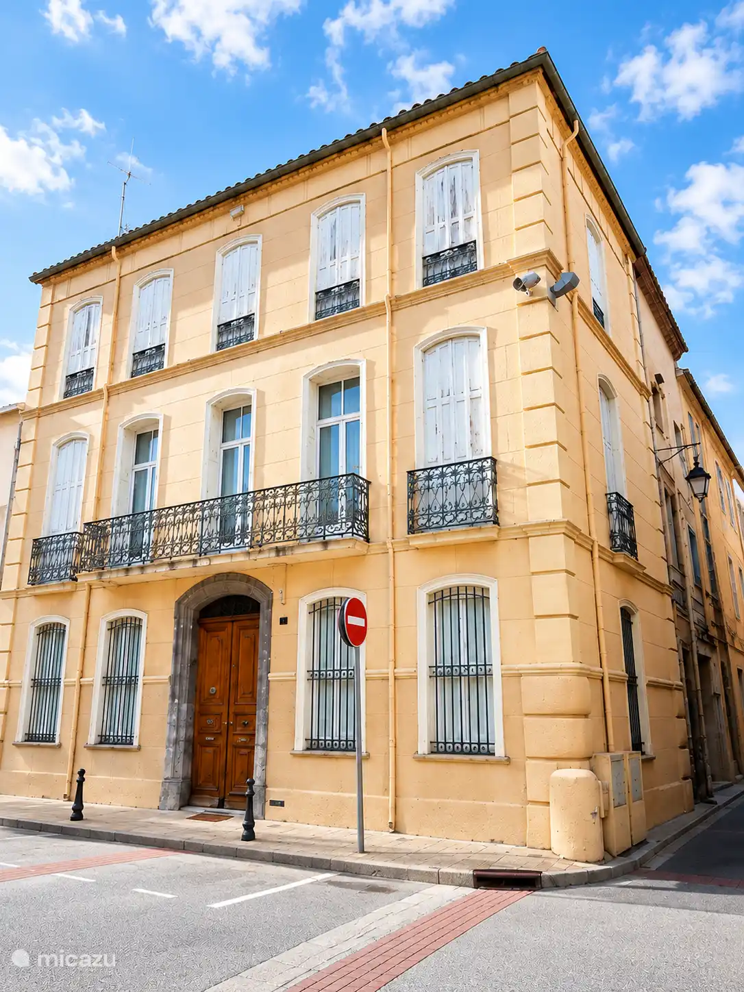 El edificio (visto de día)