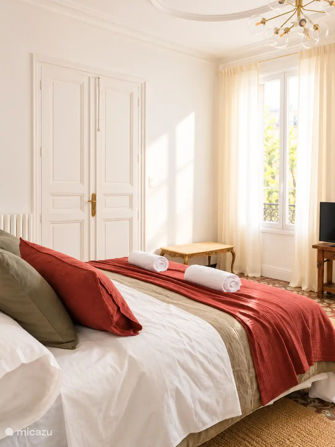 Habitación con grandes ventanas
