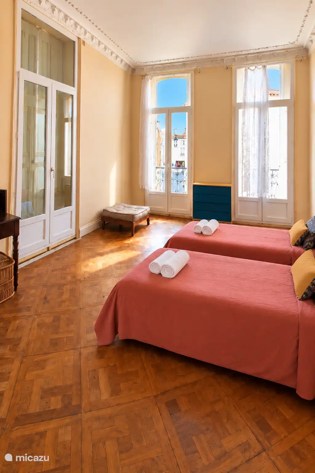 Habitación con 2 camas dobles y escritorio