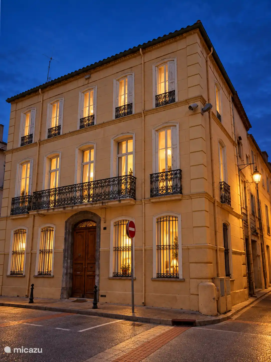 Edificio (vista nocturna)