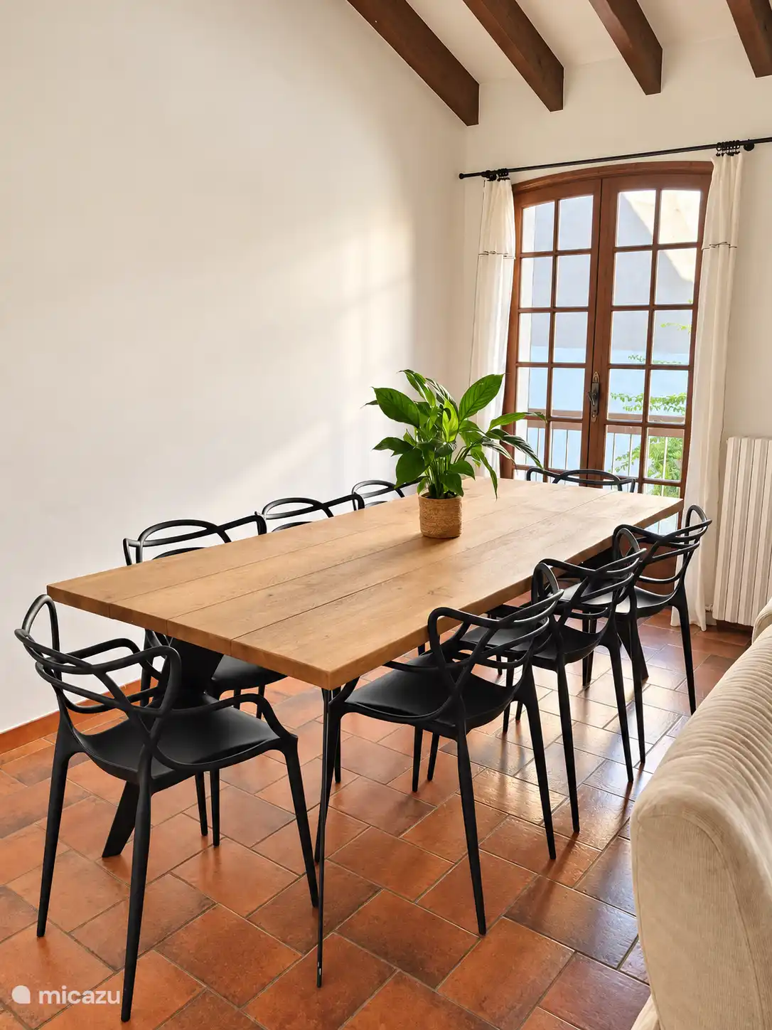 Comedor con 8 asientos en la mesa, abierto al salón y con terraza