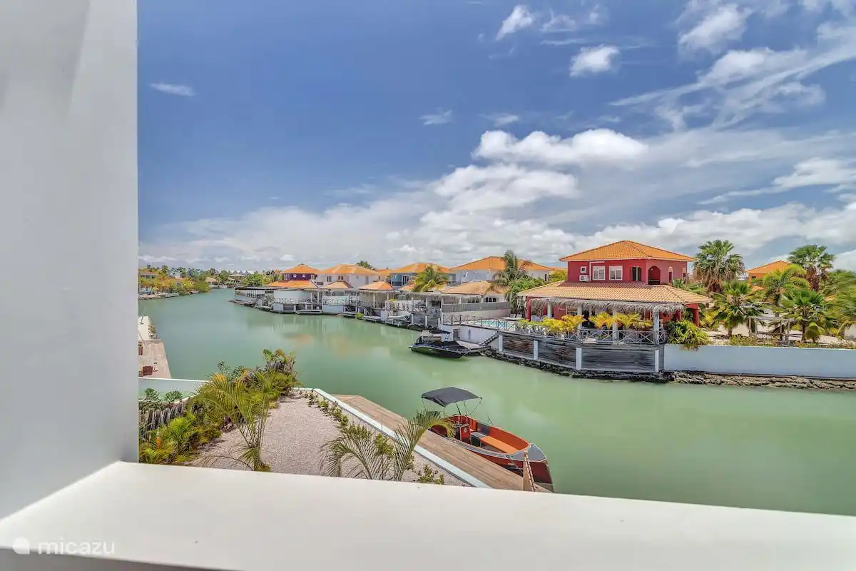 Blick über das Wasser und die farbenfrohen Water Villas.