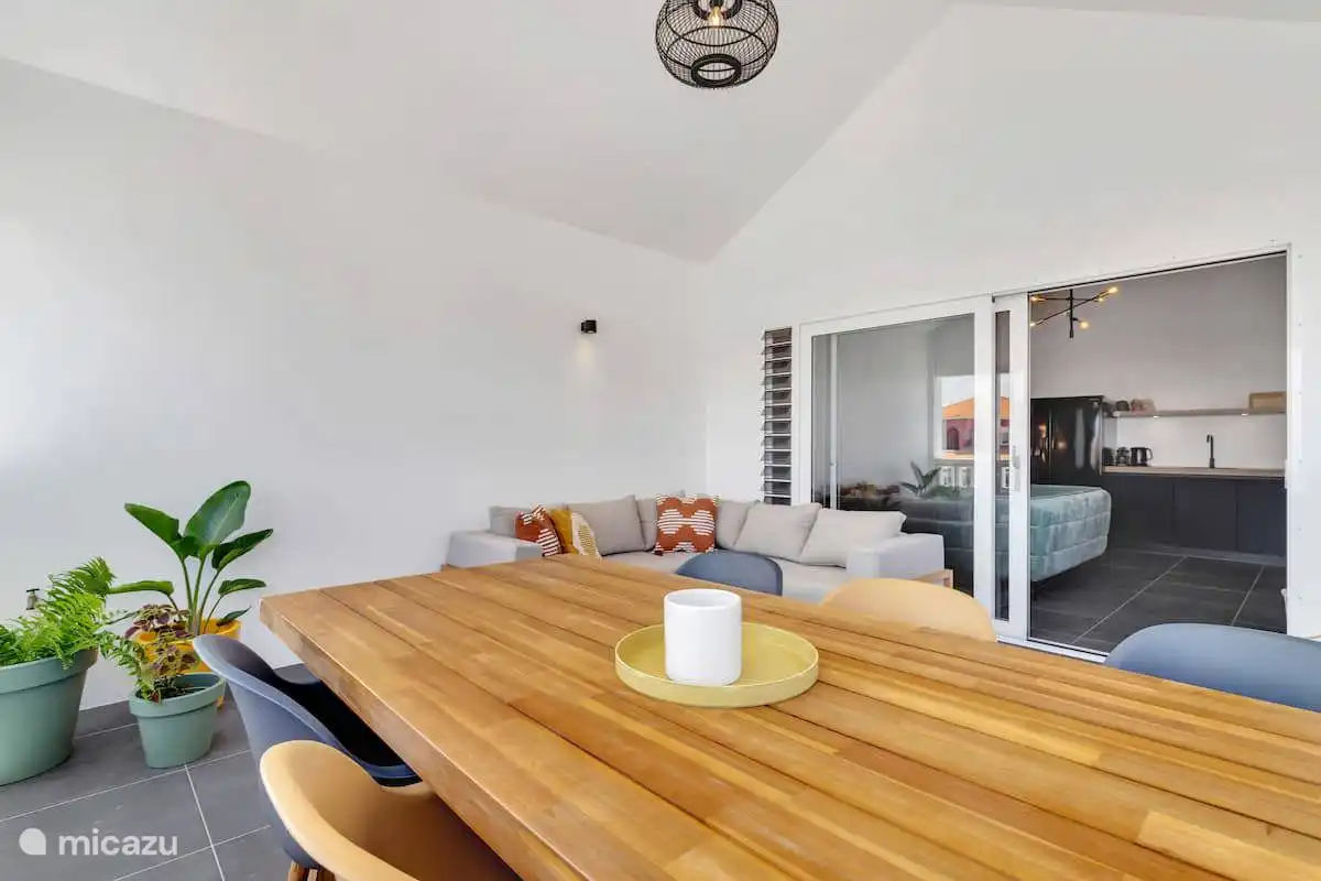 Überdachte Veranda mit Zugang zum Wohnzimmer.