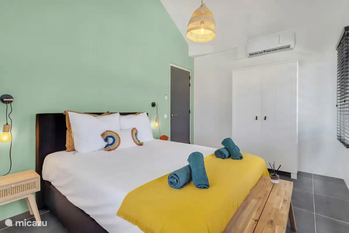 Erstes Schlafzimmer mit Kingsize-Bett und Kleiderschrank.