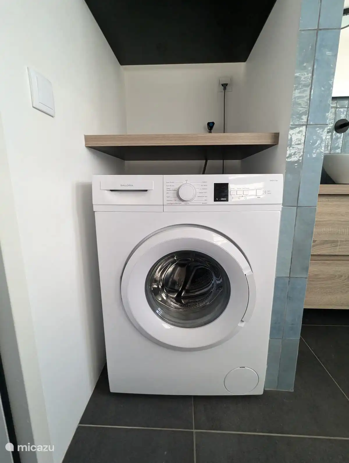 Waschmaschine im Badezimmer.