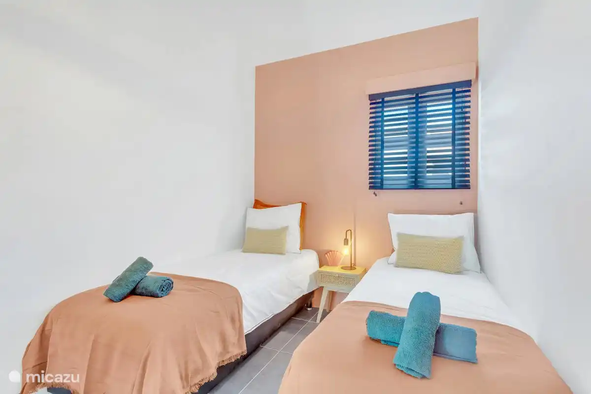 Zweites Schlafzimmer mit zwei Einzelbetten.