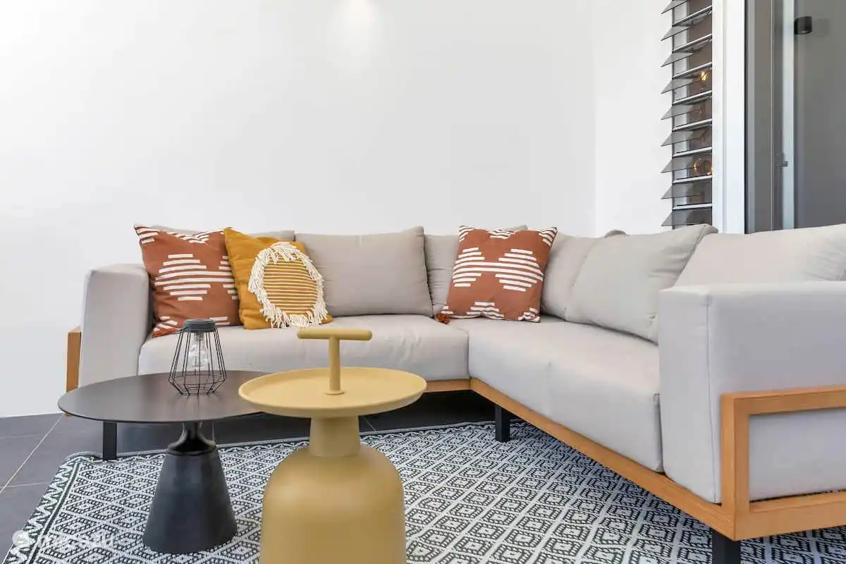 Lounge-Sofa auf der überdachten Veranda.