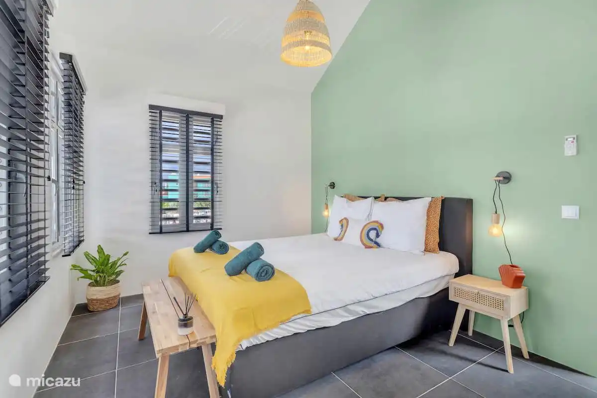 Erstes Schlafzimmer mit Kingsize-Bett von 180 × 200 cm.