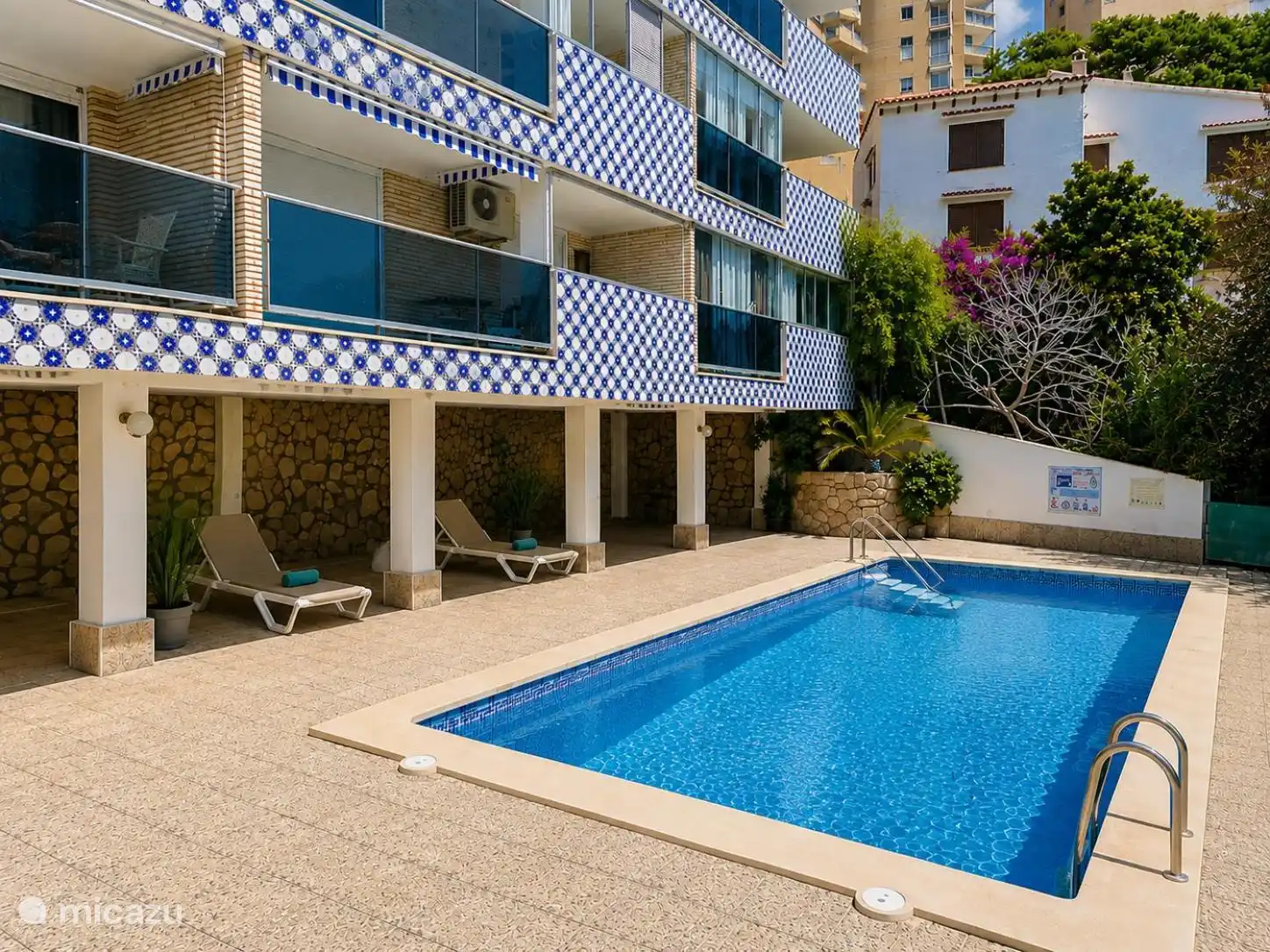 Piscine commune du bâtiment, à côté de la plage