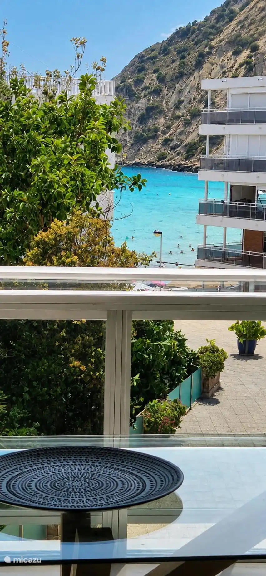 La plage et la mer vues depuis la terrasse de l’appartement