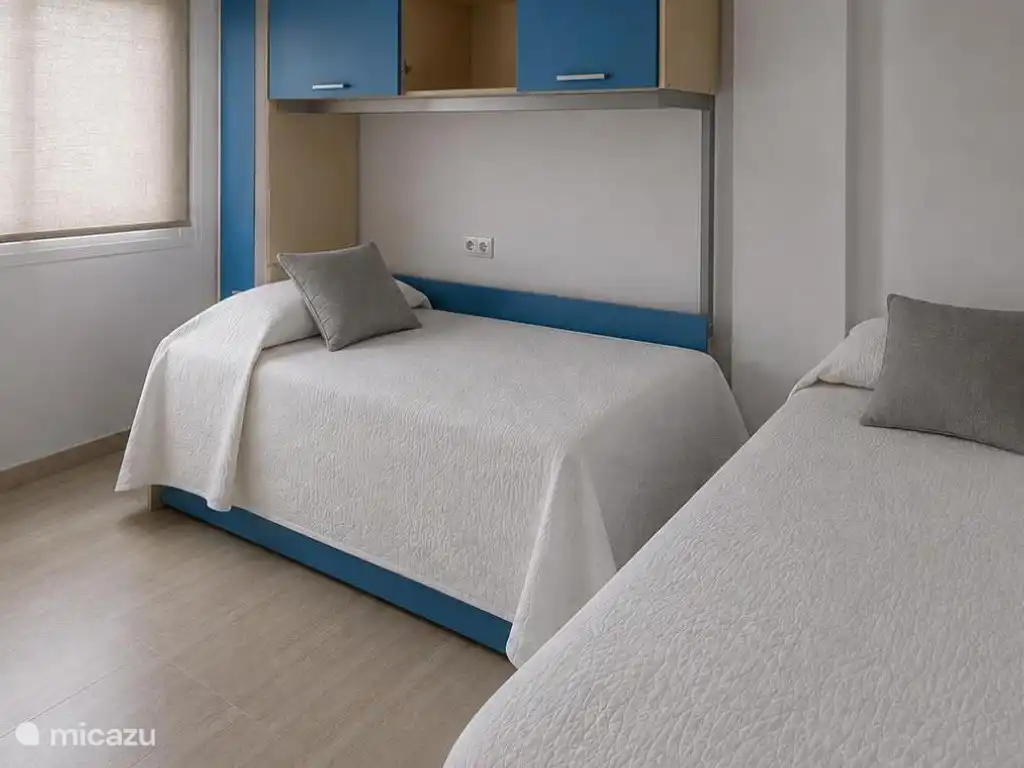 Détail de la chambre avec deux lits simples
