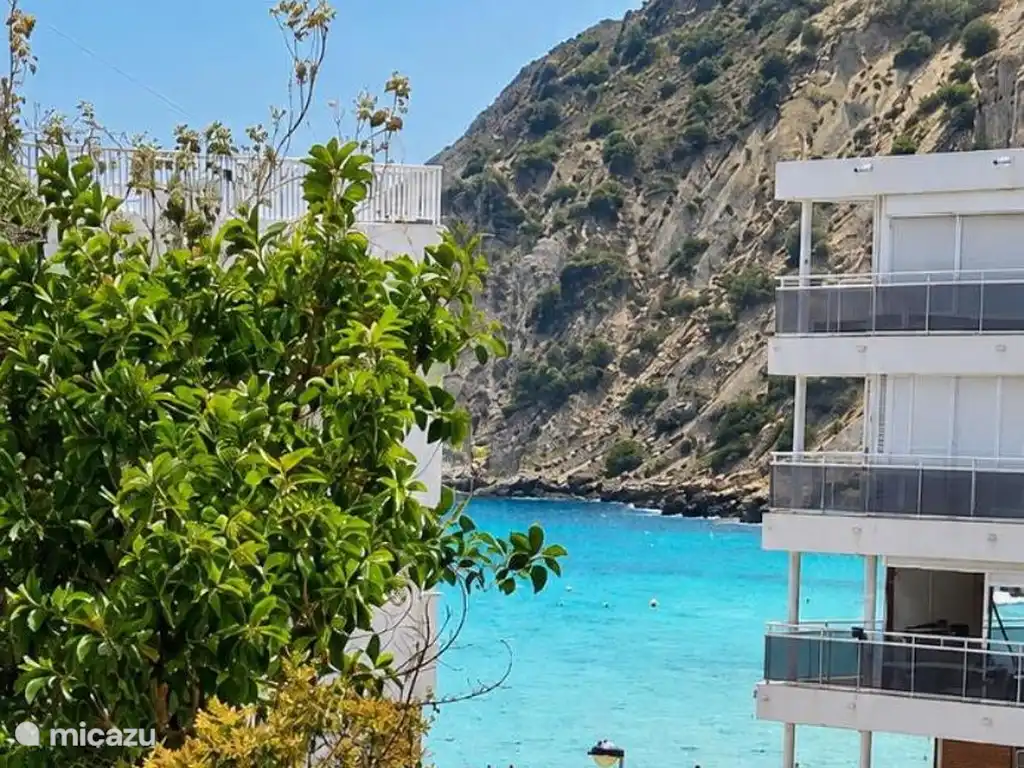 Eaux turquoise de la crique au pied du bâtiment