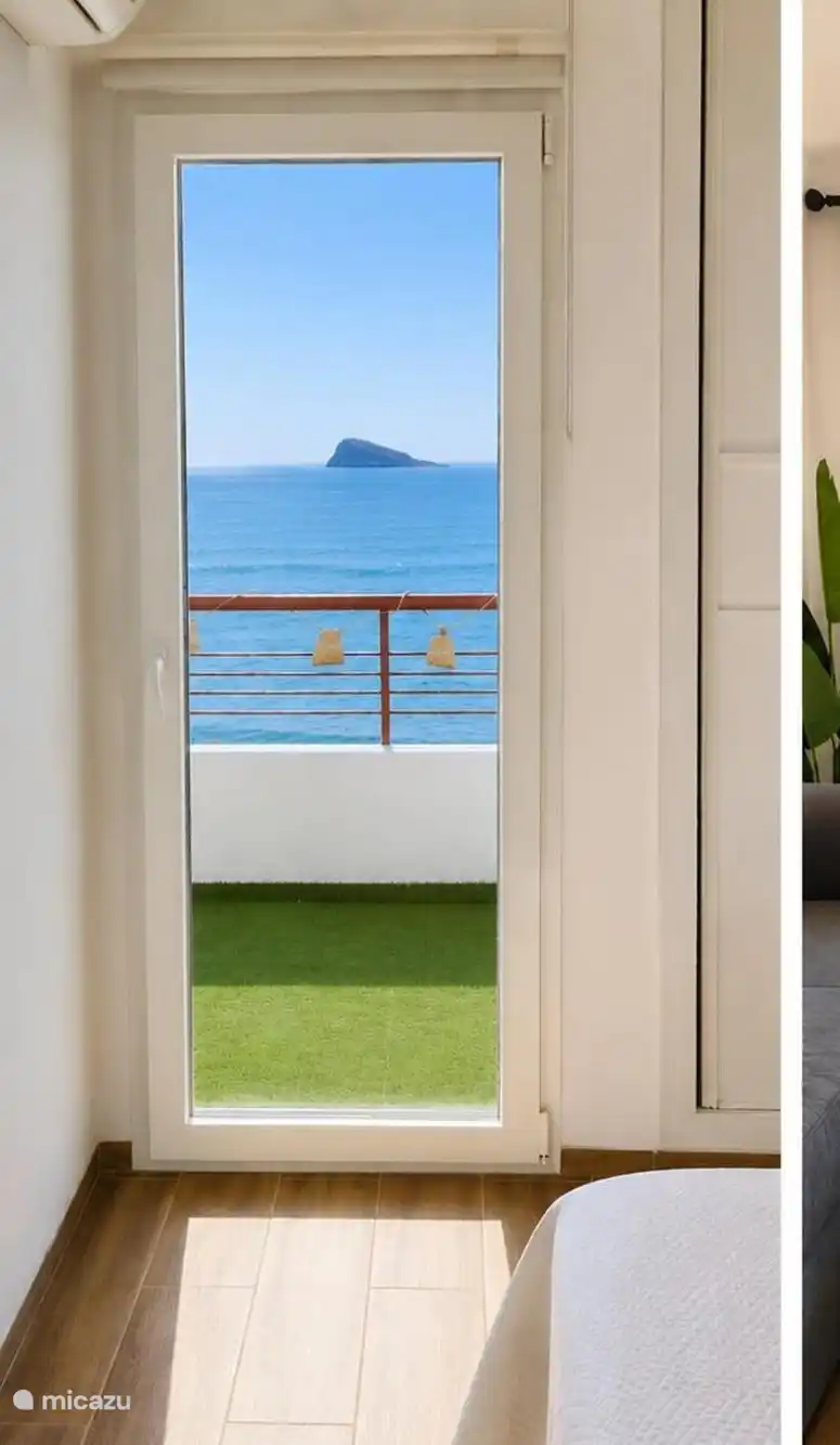 Balcon avec vue sur la mer et l’île de Benidorm