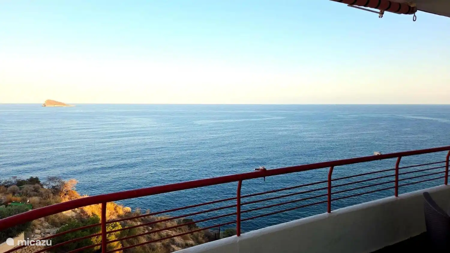 Vues sur la mer et l’île de Benidorm depuis la terrasse