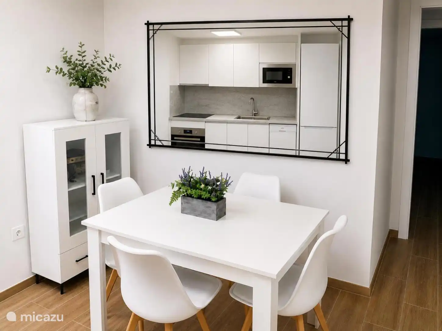 Salle à manger à côté de la cuisine indépendante entièrement équipée