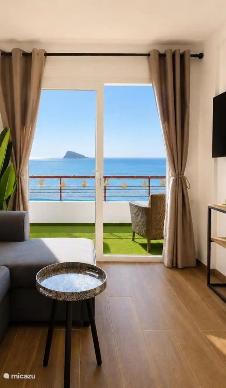 Balain meublé donnant sur la mer, au 5e étage