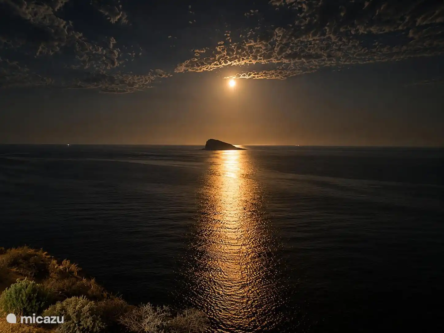 Lune au-dessus de la mer et l’île de Benidorm, vue nocturne depuis l’appartement