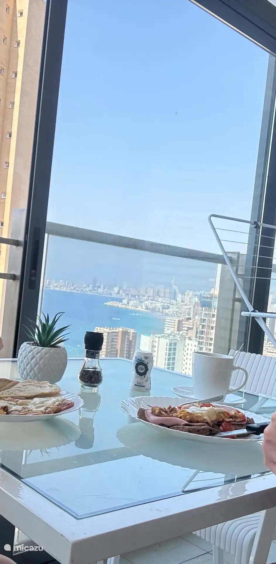 Empieza el día de tu mejor manera: desayuna delicioso bajo el cálido sol de la mañana en el balcón, mientras contemplas el mar brillante.