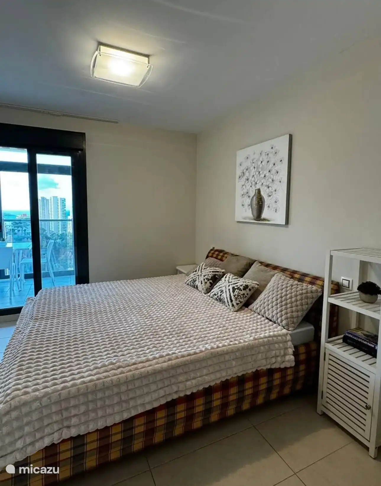 Slaapkamer met zeezicht en toegang naar het terras 