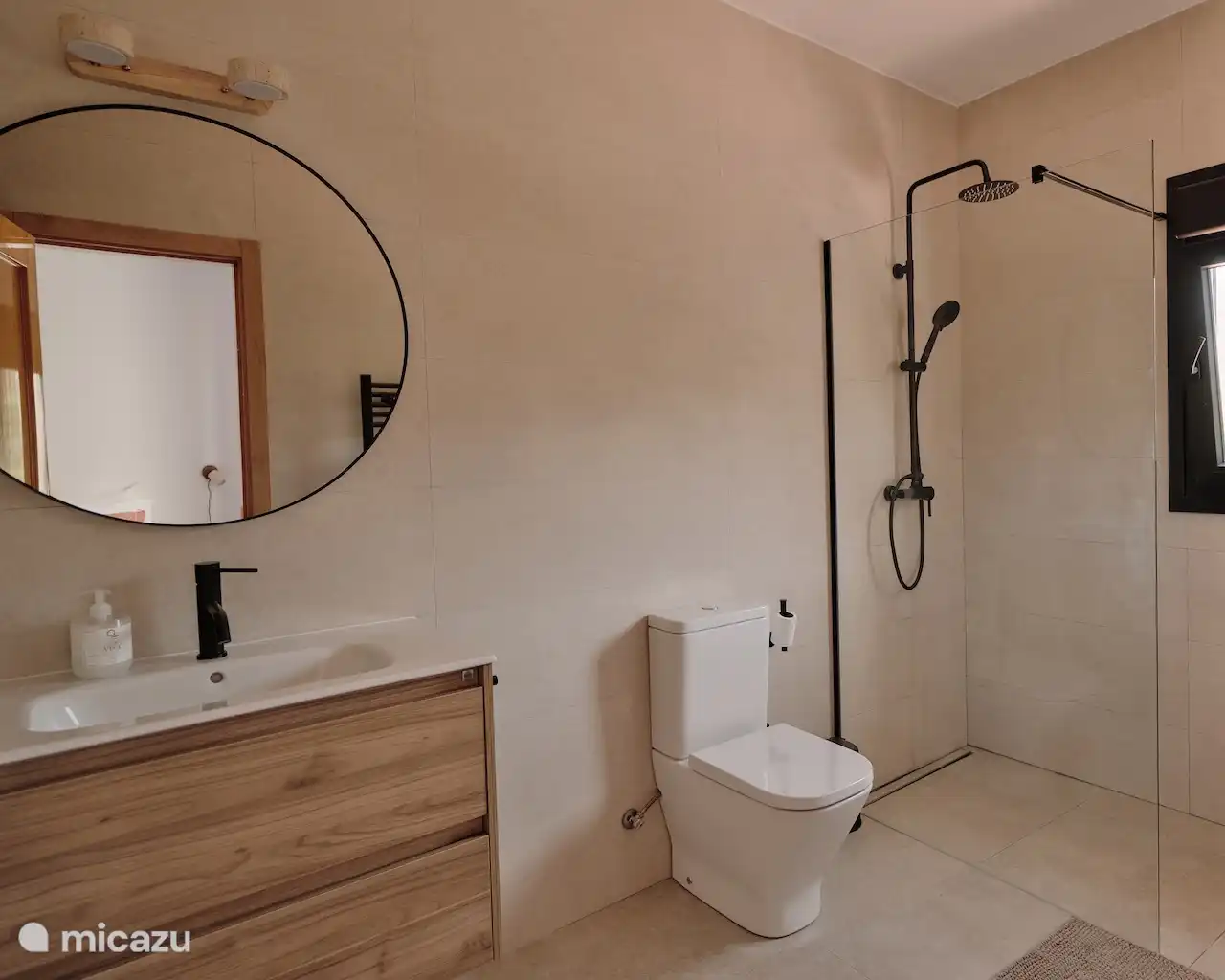 Badkamer van de hoofd slaapkamer