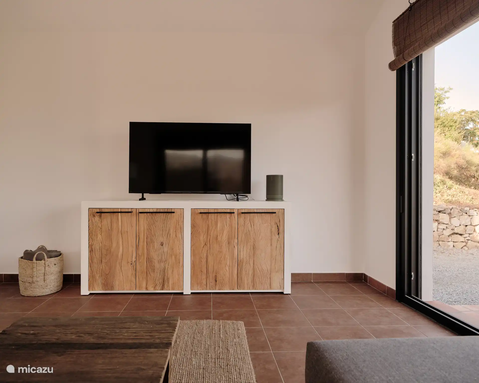 TV met Sonos Move 2 speaker