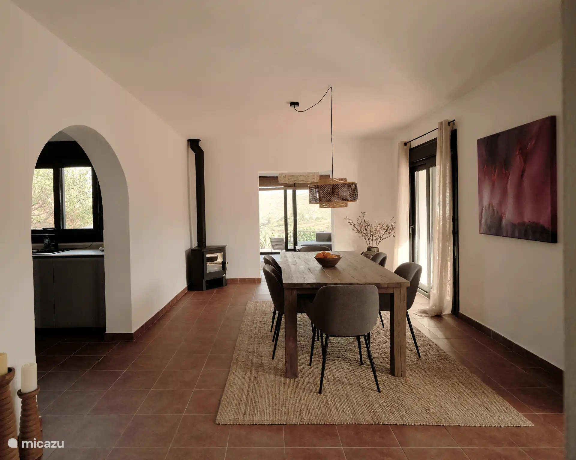 Eetkamer/woonkamer met houtkachel en ruime eettafel met 6 relax stoelen