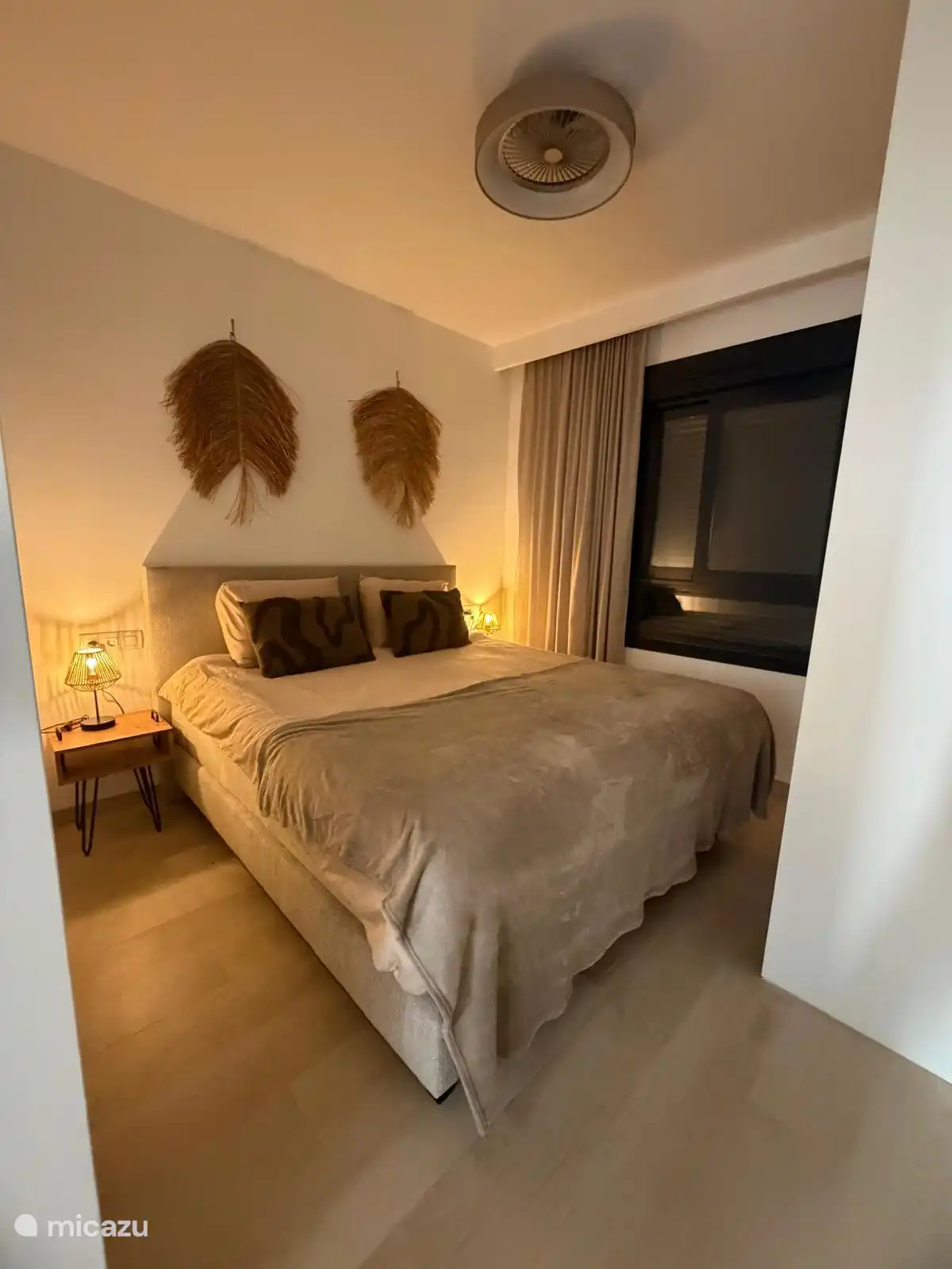 Chambre principale avec éclairage d’ambiance allumé
