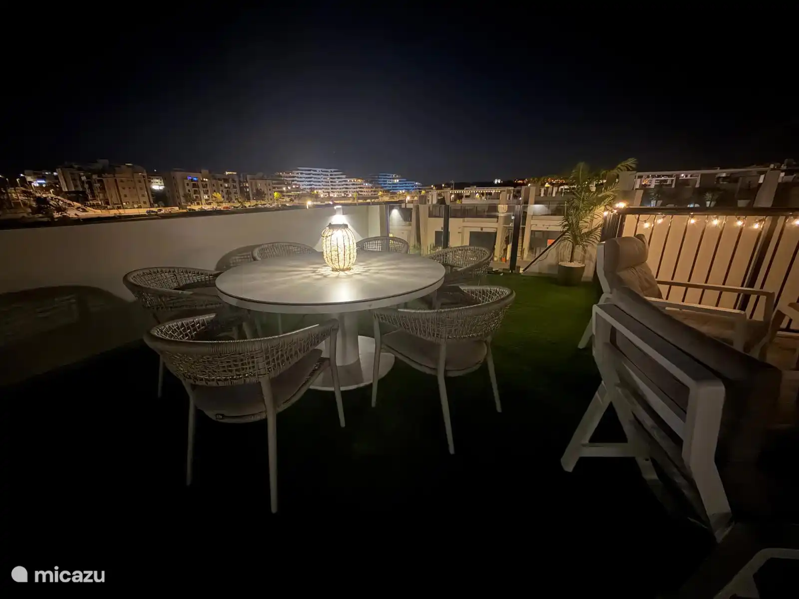 Terrasse sur le toit le soir