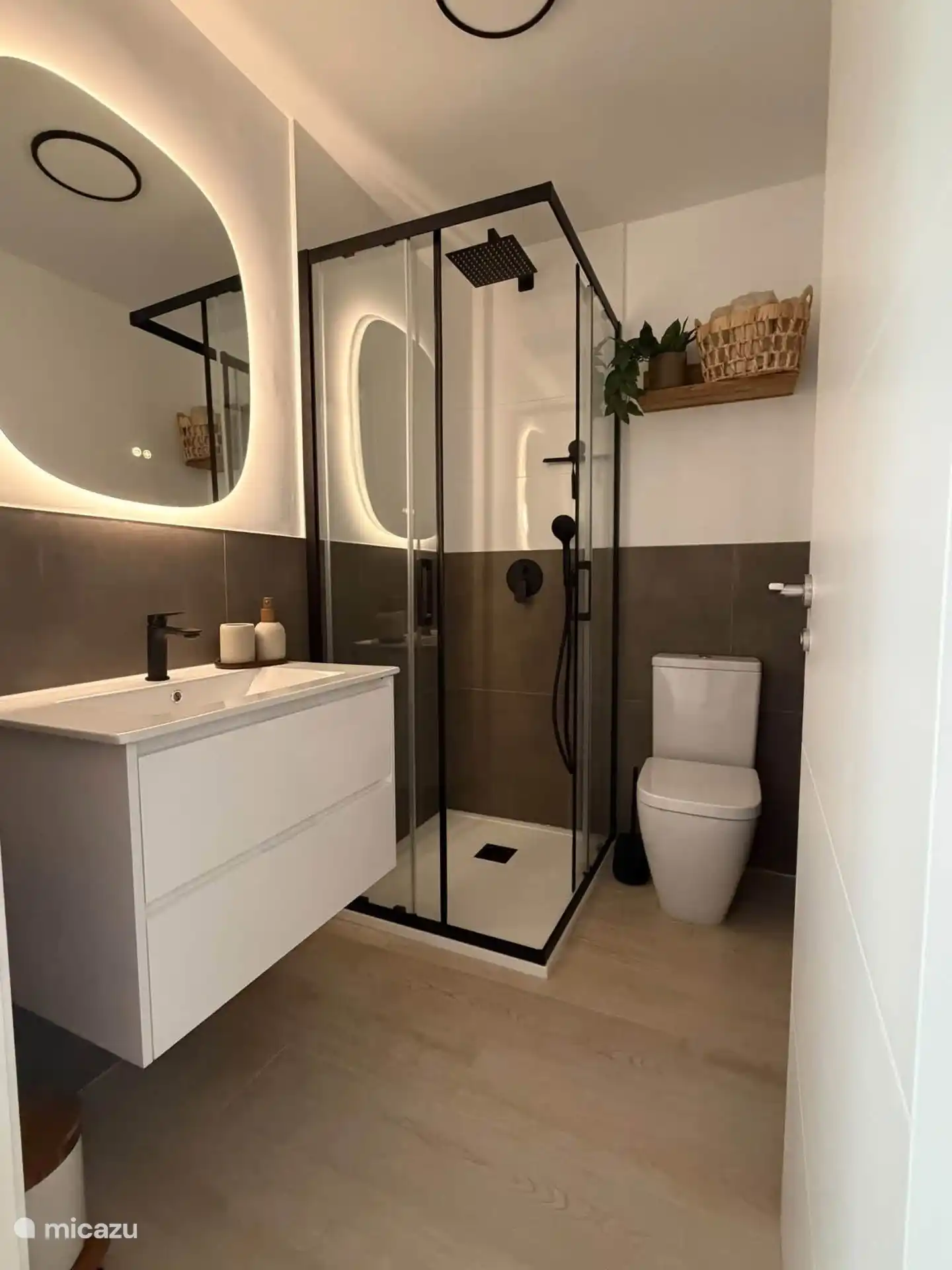 Salle de bain dans la chambre principale