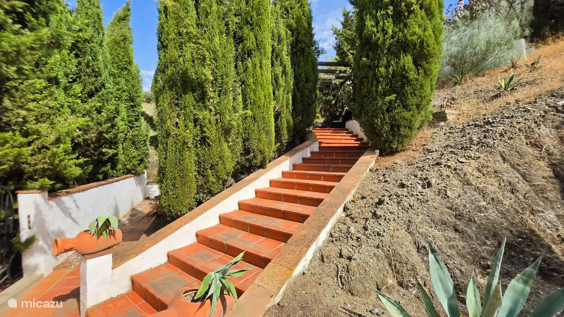 Escaleras hacia un salón extra