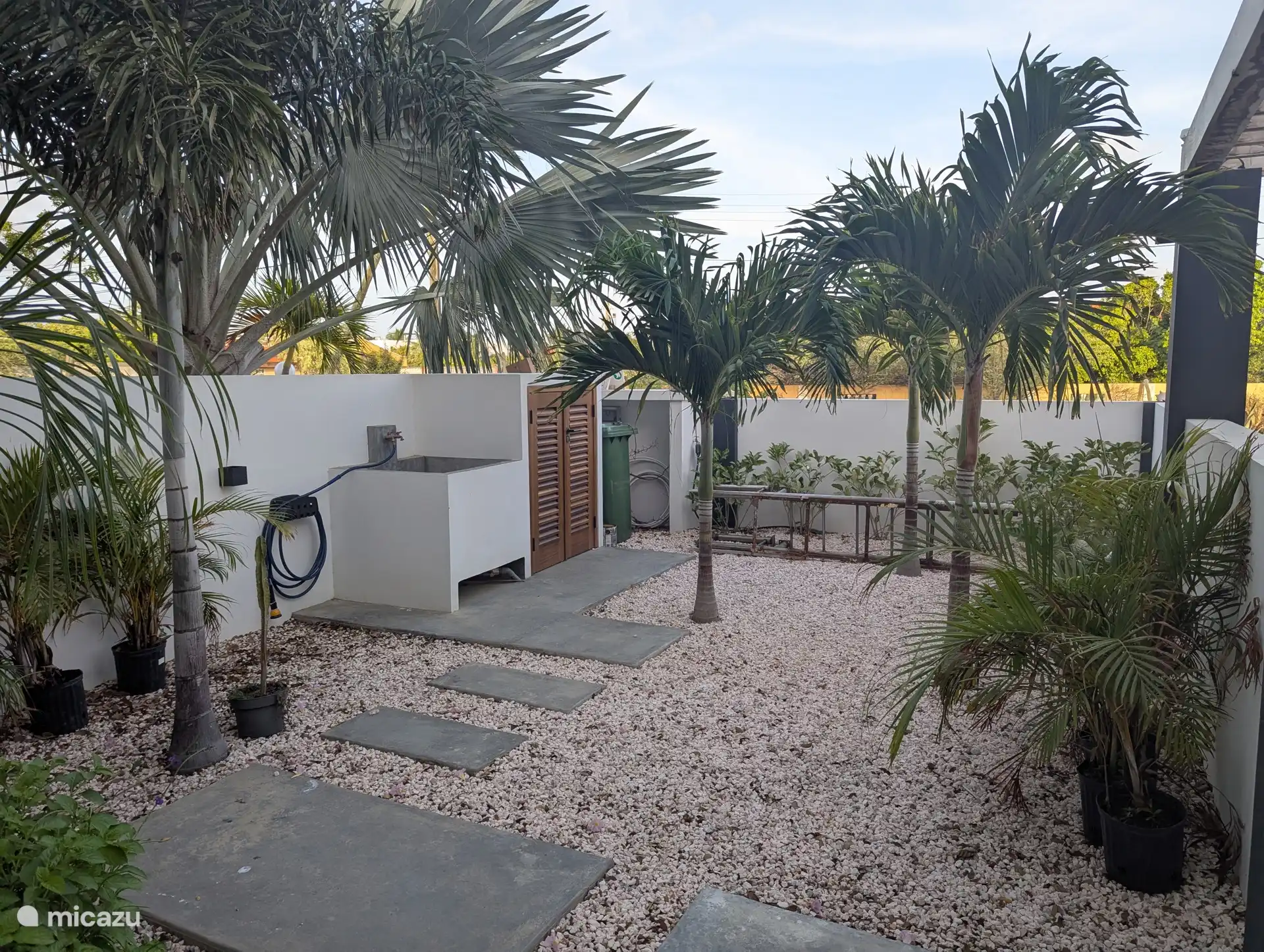 Overview of the front garden.