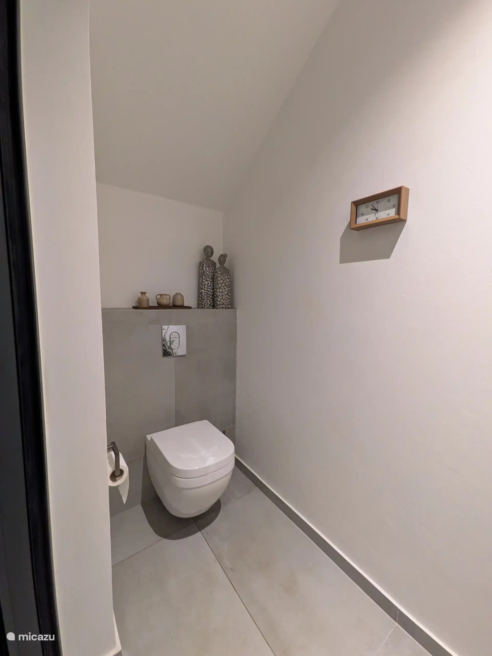 Separate guest toilet.