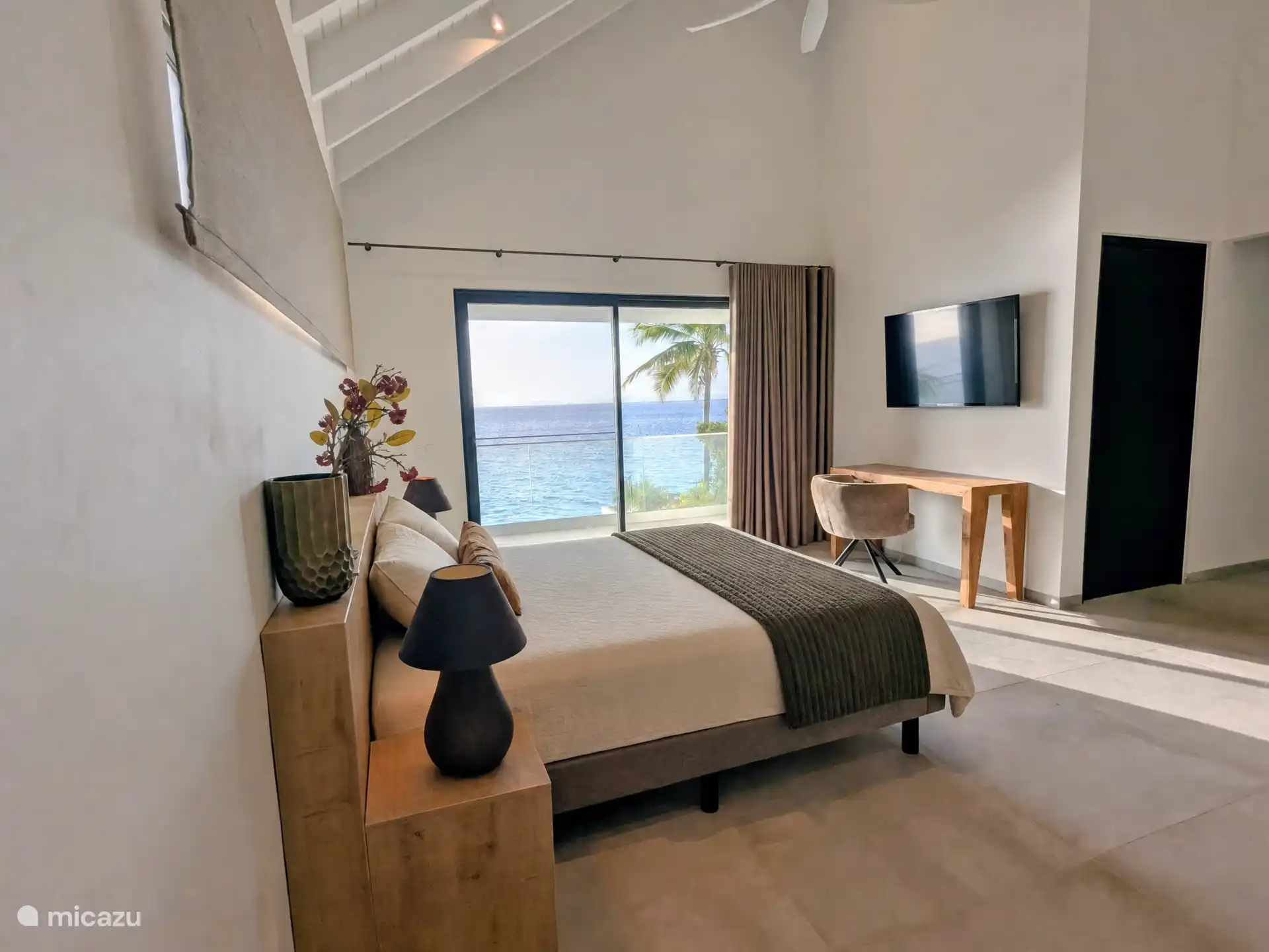 Master bedroom with king size bed and sea view.