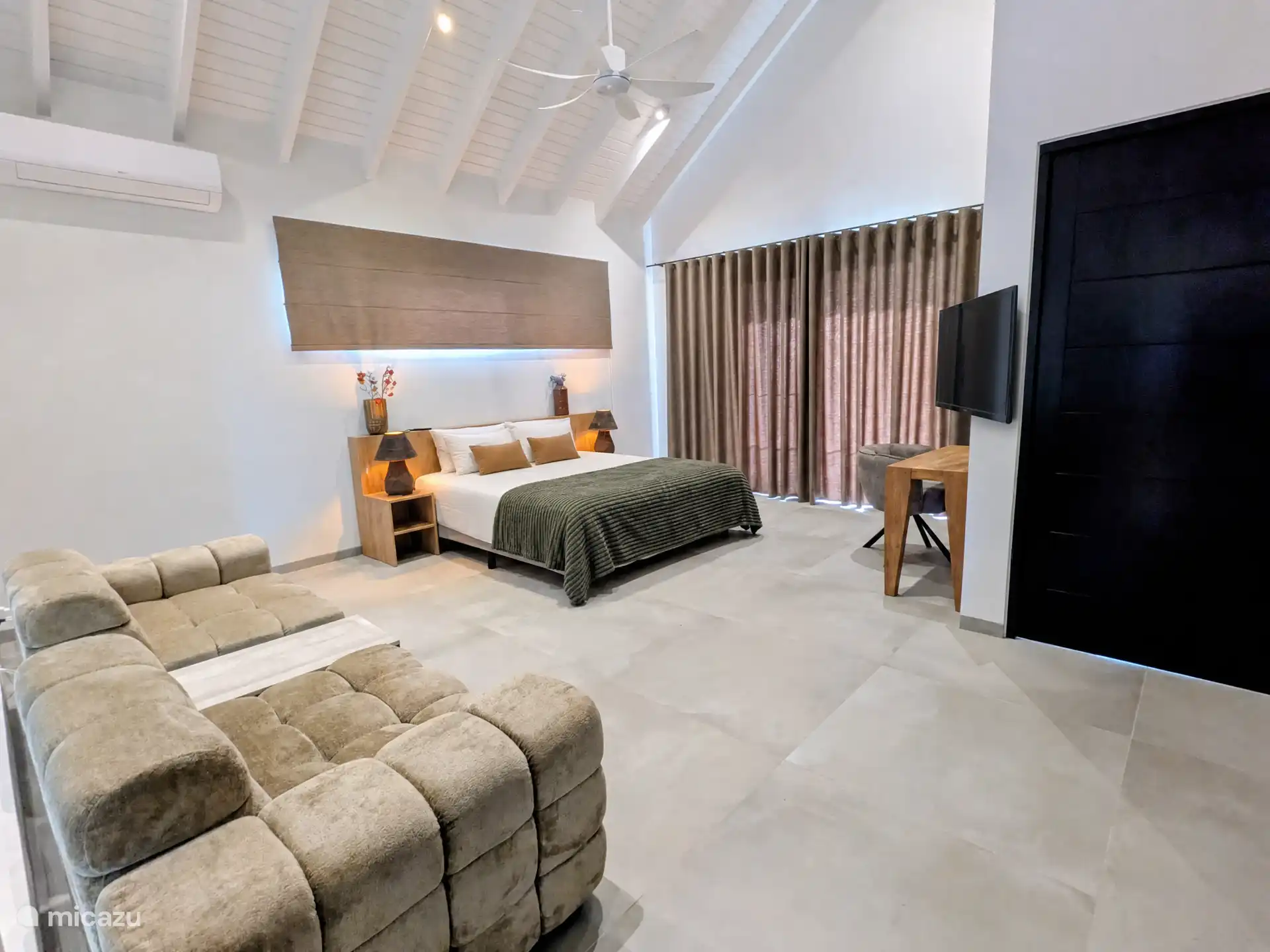 Master bedroom with king size bed of 180 × 200 cm.