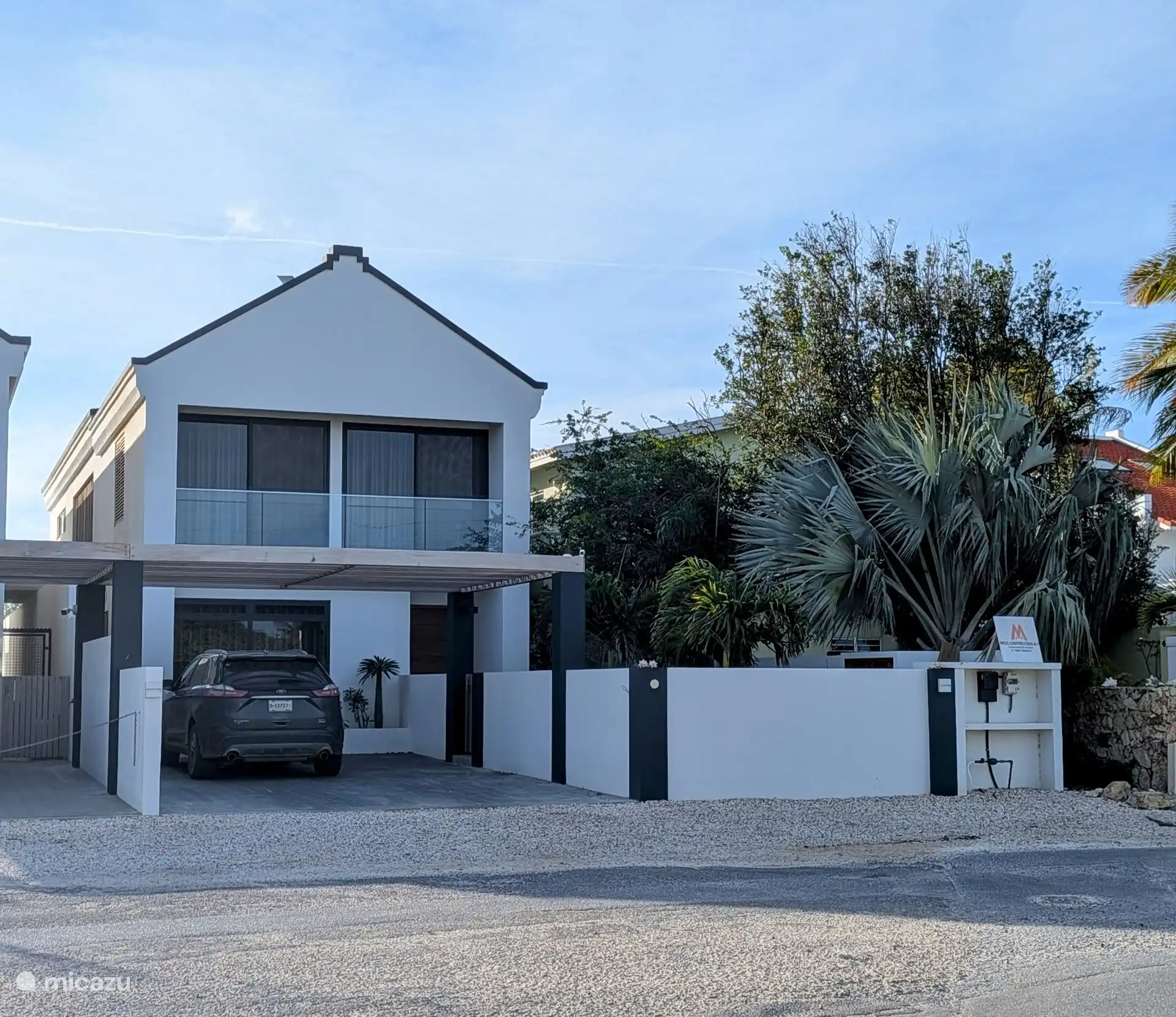 Front façade of the villa on EEG Boulevard 94.