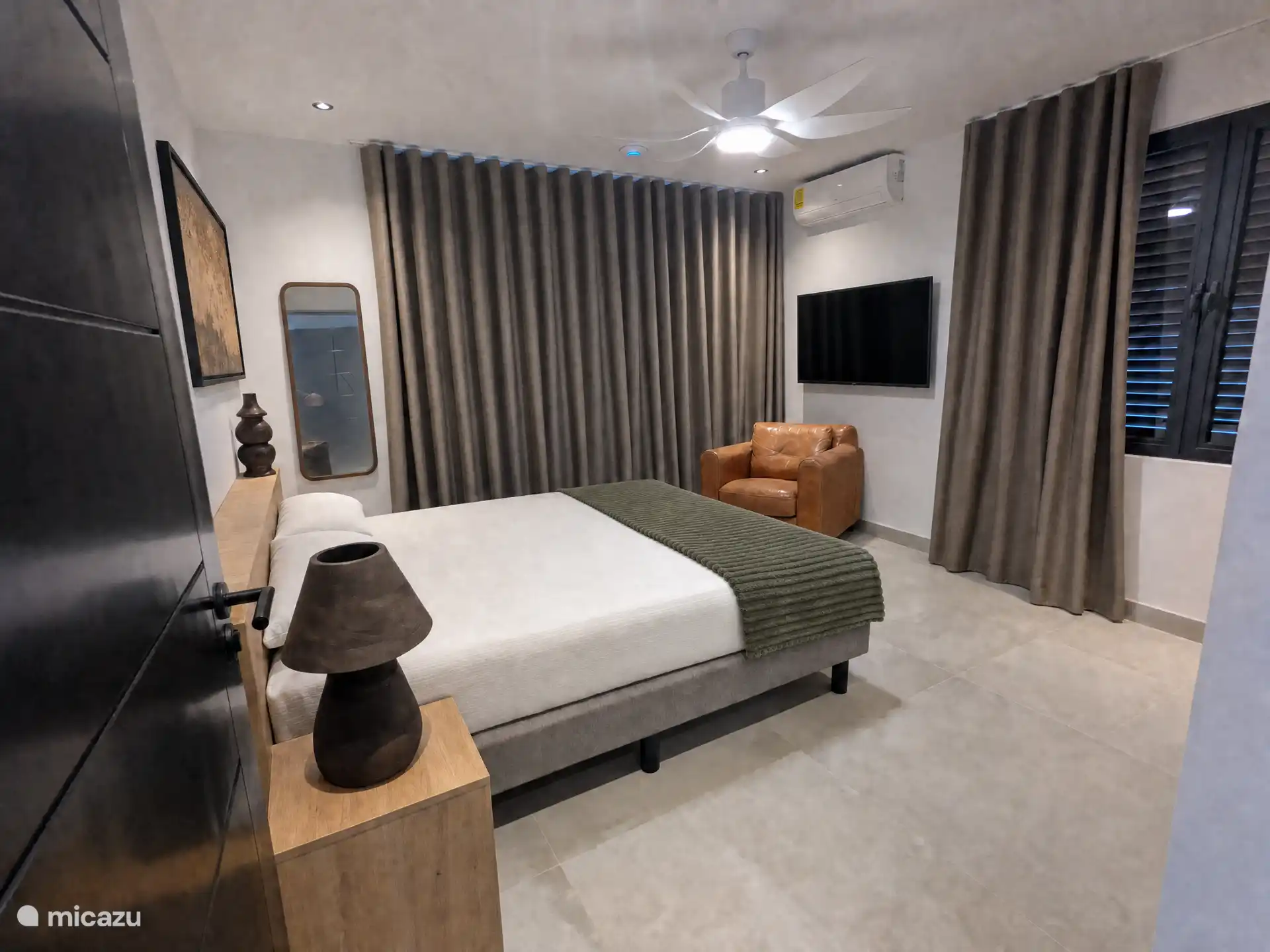 Fourth bedroom on the ground floor, with king size bed and air conditioning.