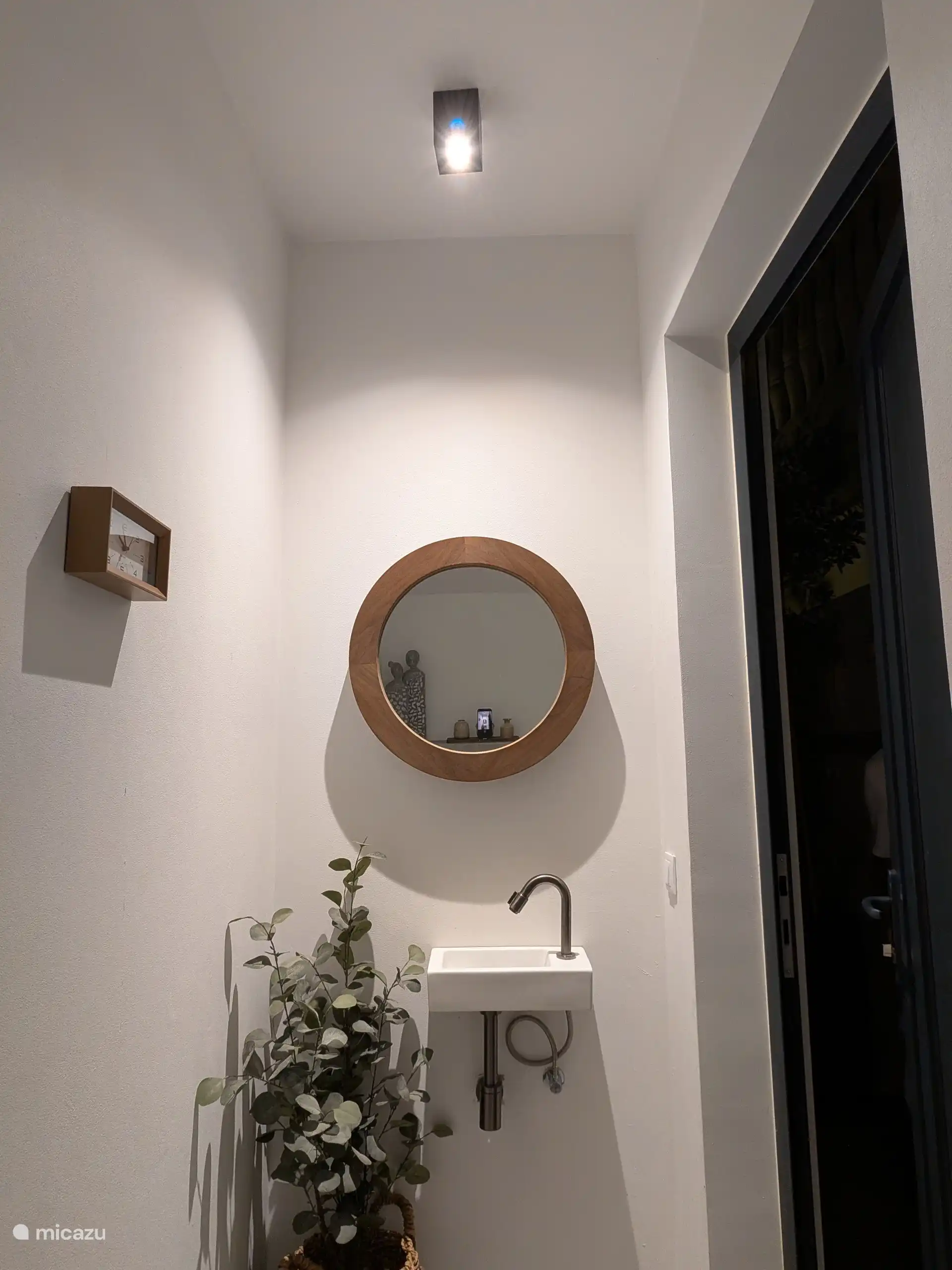 Sink in the separate guest toilet.