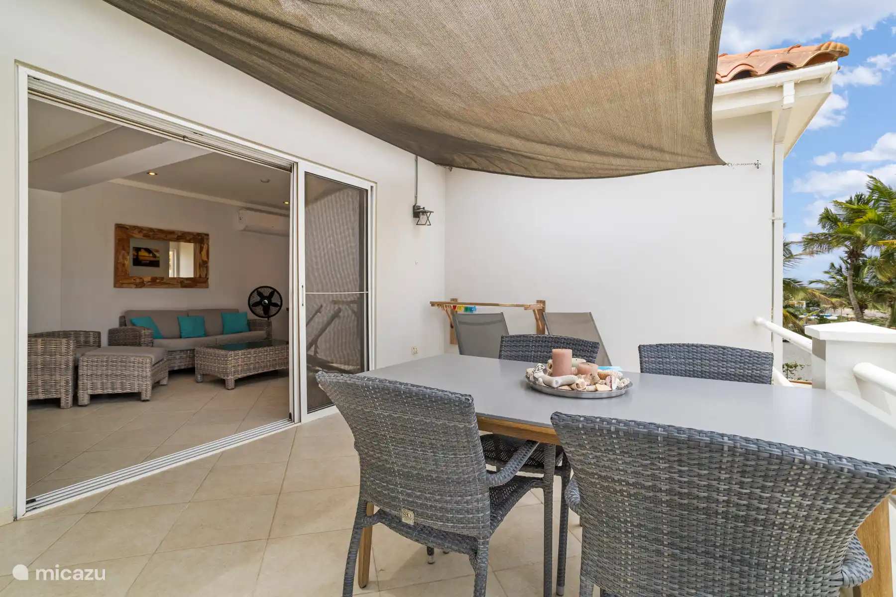 ruim balkon met uitzicht op zee