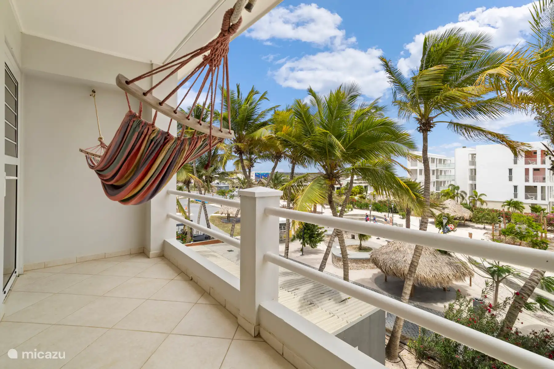 ruim balkon met uitzicht op zee